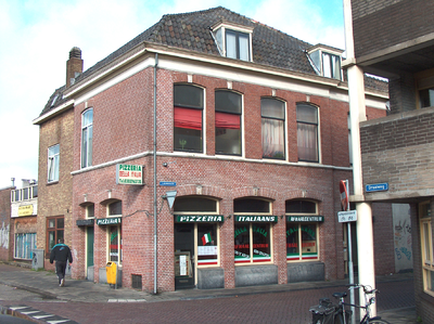 819753 Gezicht op het hoekpand Lauwerecht 30 (Pizzeria Bella Italia ) te Utrecht; op de voorgrond de Draaiweg.N.B. Tot ...